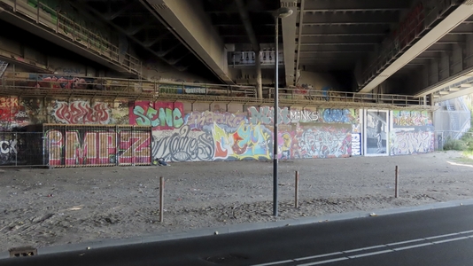 902534 Afbeelding van graffitikunstwerken in 'Graffitifun - Hall of Fame Utrecht', onder de Galecopperbrug over het ...